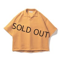 TIGHTBOOTH/MYSTERY GAUGE OPEN POLO（Mustard）［オープンカラーポロ-23春夏］