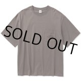 CALEE/Drop shoulder CALEE logo pocket t-shirt（Charcoal）［ドロップショルダーポケT-23春夏］