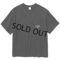 CALEE/Drop shoulder CALEE logo pocket t-shirt（Black）［ドロップショルダーポケT-23春夏］