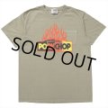 PORKCHOP/FIRE BLOCK POCKET TEE（KHAKI）［プリントポケT-23秋冬］