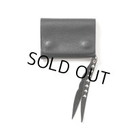 CALEE/PLANE LEATHER FLAP HALF WALLET＜STUDS CHARM＞（BLACK）［ハーフウォレット-23秋冬］