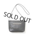 CALEE/STUDS LEATHER BODY BAG（BLACK）［スタッズレザーボディーバッグ-23秋冬］