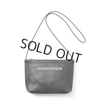 CALEE/STUDS LEATHER BODY BAG（BLACK）［スタッズレザーボディーバッグ-23秋冬］