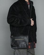 画像7: CALEE/STUDS LEATHER BODY BAG（BLACK）［スタッズレザーボディーバッグ-23秋冬］ (7)