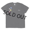 CHALLENGER/BADGE TEE（BLACK）［刺繍+プリントT-24春夏］