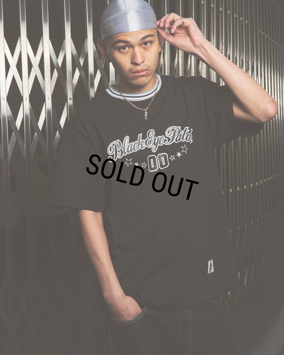 画像3: BlackEyePatch/SPORTY SCRIPT LOGO TEE（BROWN） (3)