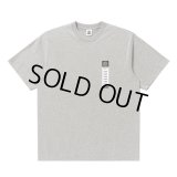 BlackEyePatch/SIZE LABEL TEE（HEATER GRAY）