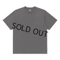 BlackEyePatch/PIGMENT DYED SMALL OG LABEL TEE（BLACK）