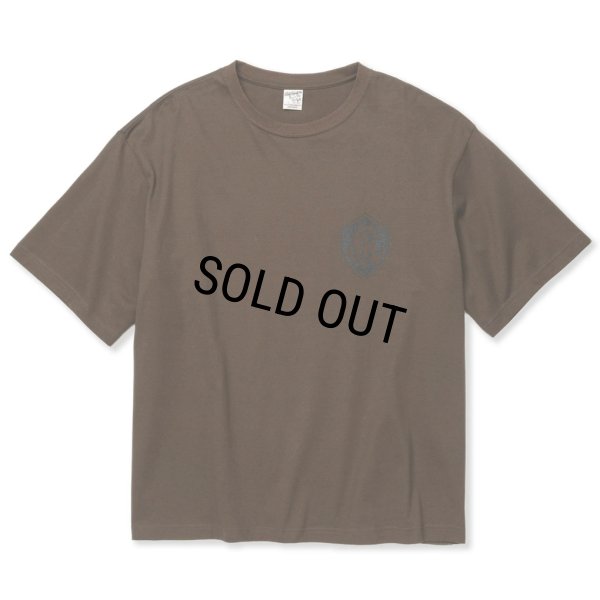 画像2: 【40%OFF】CALEE/DROP SHOULDER S.V.D.S.H LOGO TEE ＜NATURALLY PAINT DESIGN＞（BROWN）［ドロップショルダープリントT-24春夏］