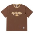 画像1: BlackEyePatch/SPORTY SCRIPT LOGO TEE（BROWN） (1)