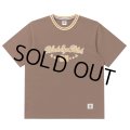 BlackEyePatch/SPORTY SCRIPT LOGO TEE（BROWN）