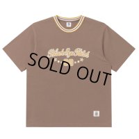 BlackEyePatch/SPORTY SCRIPT LOGO TEE（BROWN）