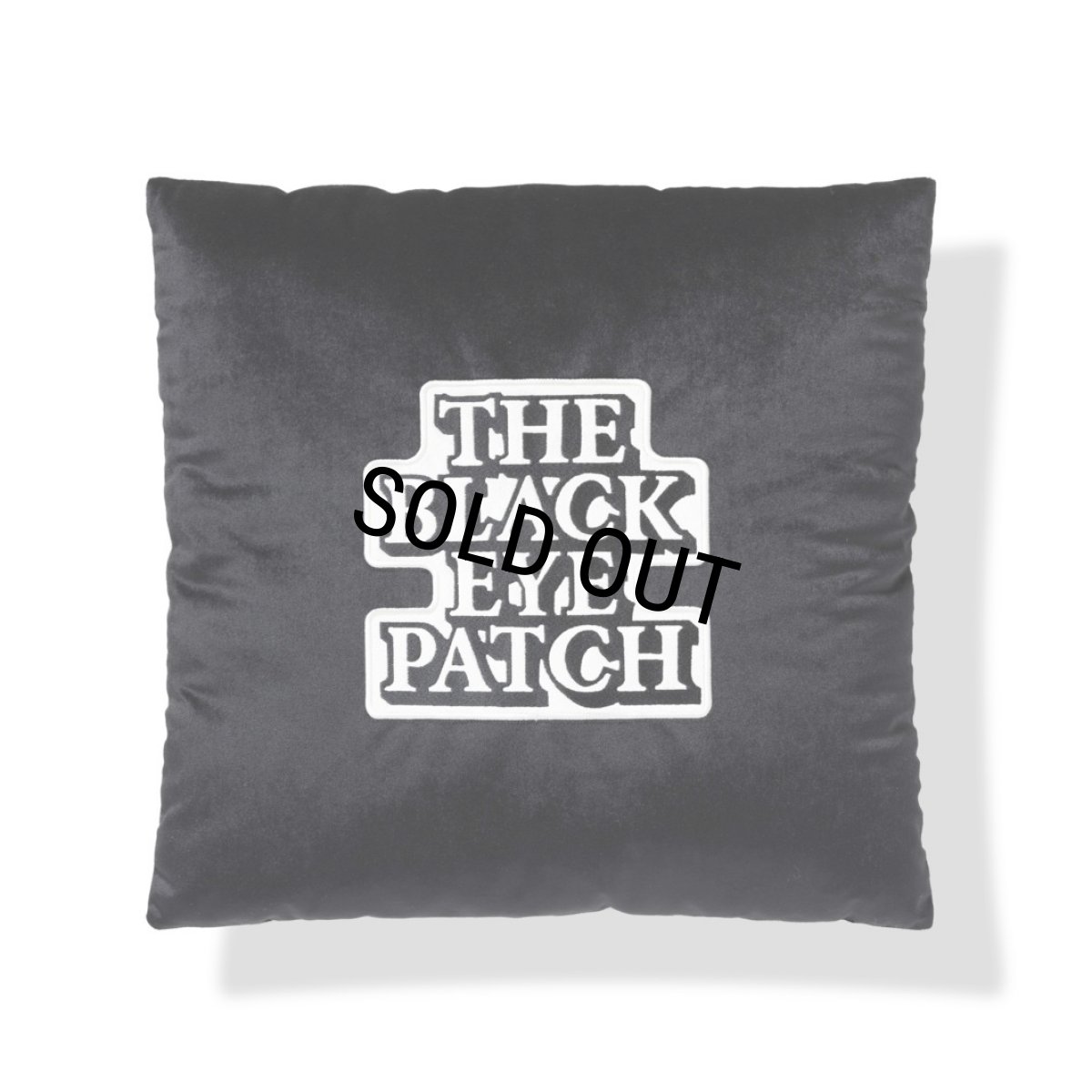 画像1: BlackEyePatch/OG LABEL VELOUR CUSHION（BLACK） (1)