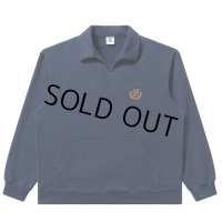 BlackEyePatch/ROYAL B EMBLEM COLLARED SWEAT PULLOVER（NAVY）