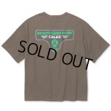 【40%OFF】CALEE/DROP SHOULDER S.V.D.S.H LOGO TEE ＜NATURALLY PAINT DESIGN＞（BROWN）［ドロップショルダープリントT-24春夏］