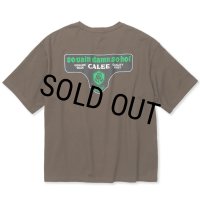 【40%OFF】CALEE/DROP SHOULDER S.V.D.S.H LOGO TEE ＜NATURALLY PAINT DESIGN＞（BROWN）［ドロップショルダープリントT-24春夏］
