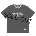 BlackEyePatch/SPORTY SCRIPT LOGO TEE（BLACK）