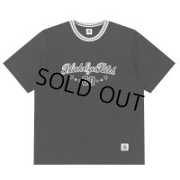 BlackEyePatch/SPORTY SCRIPT LOGO TEE（BLACK）