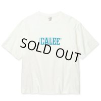 【30%OFF】CALEE/DROP SHOULDER CALEE BLUR LOGO TEE（WHITE）［ドロップショルダープリントT-24春夏］