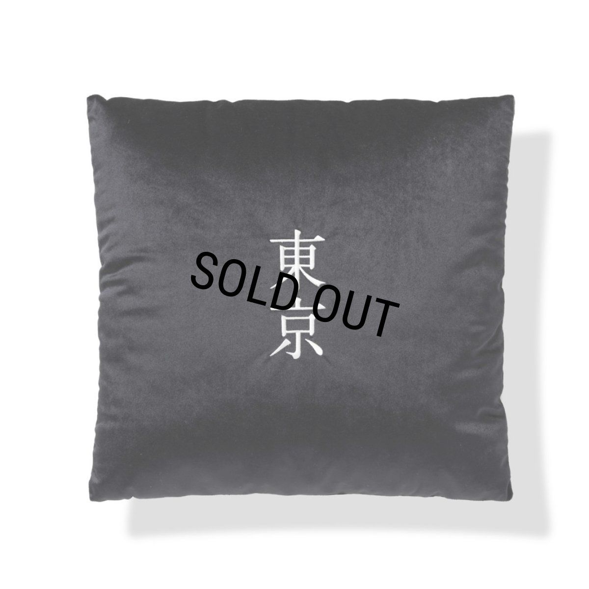 画像2: BlackEyePatch/OG LABEL VELOUR CUSHION（BLACK） (2)