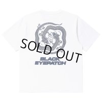 BlackEyePatch/REFLECTIVE DRAGON SWIRL LOGO TEE（WHITE）