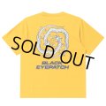BlackEyePatch/REFLECTIVE DRAGON SWIRL LOGO TEE（MUSTARD）