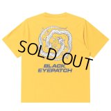 BlackEyePatch/REFLECTIVE DRAGON SWIRL LOGO TEE（MUSTARD）