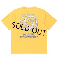 BlackEyePatch/REFLECTIVE DRAGON SWIRL LOGO TEE（MUSTARD）