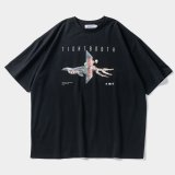 TIGHTBOOTH/INITIALIZE T-SHIRT（Black）［プリントT-24春夏］