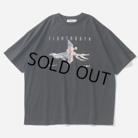 TIGHTBOOTH/INITIALIZE T-SHIRT（Black） 【20%OFF】［プリントT-24春夏］