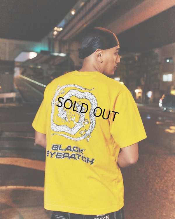画像4: BlackEyePatch/REFLECTIVE DRAGON SWIRL LOGO TEE（MUSTARD）