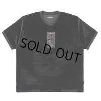 BlackEyePatch/HWC LABEL EMBROIDERED VELOUR V NECK S/S SHIRT（BLACK）