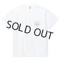 【30%OFF】CALEE/STRETCH EMBLEM LOGO TEE ＜NATURALLY PAINT DESIGN＞（WHITE）［プリントT-24春夏］