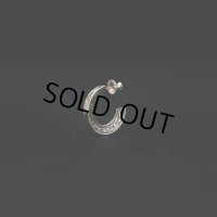 ANTIDOTE BUYERS CLUB/Engraved Triangle Earring（Silver）