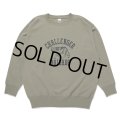 CHALLENGER/WOLF COLLEGE C/N SWEAT（KHAKI）［クルーネックスウェット-24秋冬］