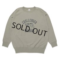 CHALLENGER/WOLF COLLEGE C/N SWEAT（KHAKI）［クルーネックスウェット-24秋冬］
