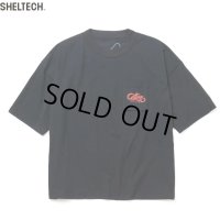 【30%OFF】CALEE/× SHELTECH CL SNAKE LOGO DROP SHOULDER TEE（BLACK）［ドロップショルダーポケT-24春夏］