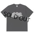 BlackEyePatch/REPETITIVE OG LABEL TEE（BLACK）