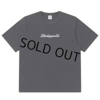 BlackEyePatch/CHROMED SCRIPT EMBLEM TEE（BLACK）