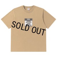 BlackEyePatch/DO NOT REMOVE LABEL TEE（SAND）