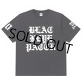 BlackEyePatch/HEAVY BLACKLETTERS TEE（BLACK）