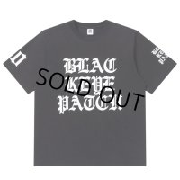 BlackEyePatch/HEAVY BLACKLETTERS TEE（BLACK）