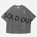 【30%OFF】TIGHTBOOTH/STRAIGHT UP T-SHIRT（Black）［プリントポケT-24夏］