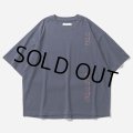 【30%OFF】TIGHTBOOTH/STRAIGHT UP T-SHIRT（Navy）［プリントポケT-24夏］