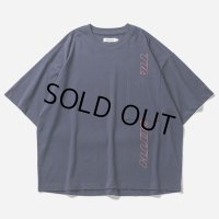 【30%OFF】TIGHTBOOTH/STRAIGHT UP T-SHIRT（Navy）［プリントポケT-24夏］