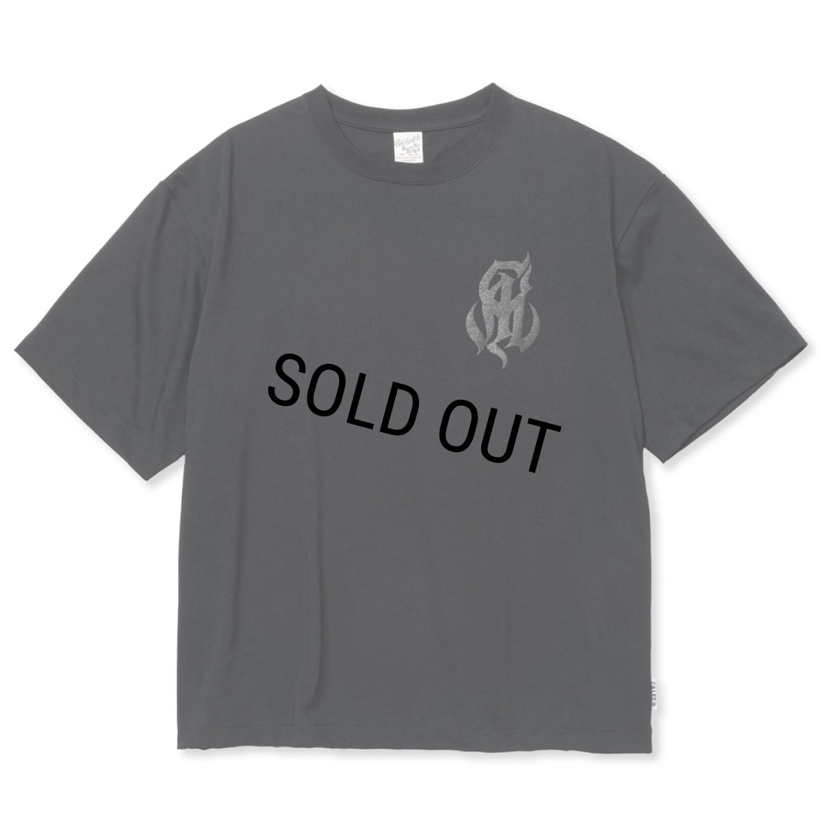 画像1: 【40%OFF】CALEE/MULTI FUNCTION DROP SHOULDER LOGO TEE（BLACK）［ドロップショルダープリントT-24春夏］ (1)