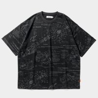 【30%OFF】TIGHTBOOTH/ANALYZE T-SHIRT（Black）［総柄プリントT-24夏］
