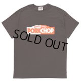 PORKCHOP/24 BLOCK LOGO TEE（BROWN）［プリントT-24春夏］