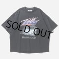 【30%OFF】TIGHTBOOTH/INITIAL T T-SHIRT（Black）［プリントT-24秋冬］