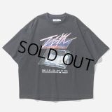 【30%OFF】TIGHTBOOTH/INITIAL T T-SHIRT（Black）［プリントT-24秋冬］